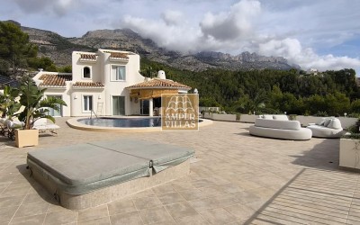  Fantástica villa con vistas panorámicas al mar.